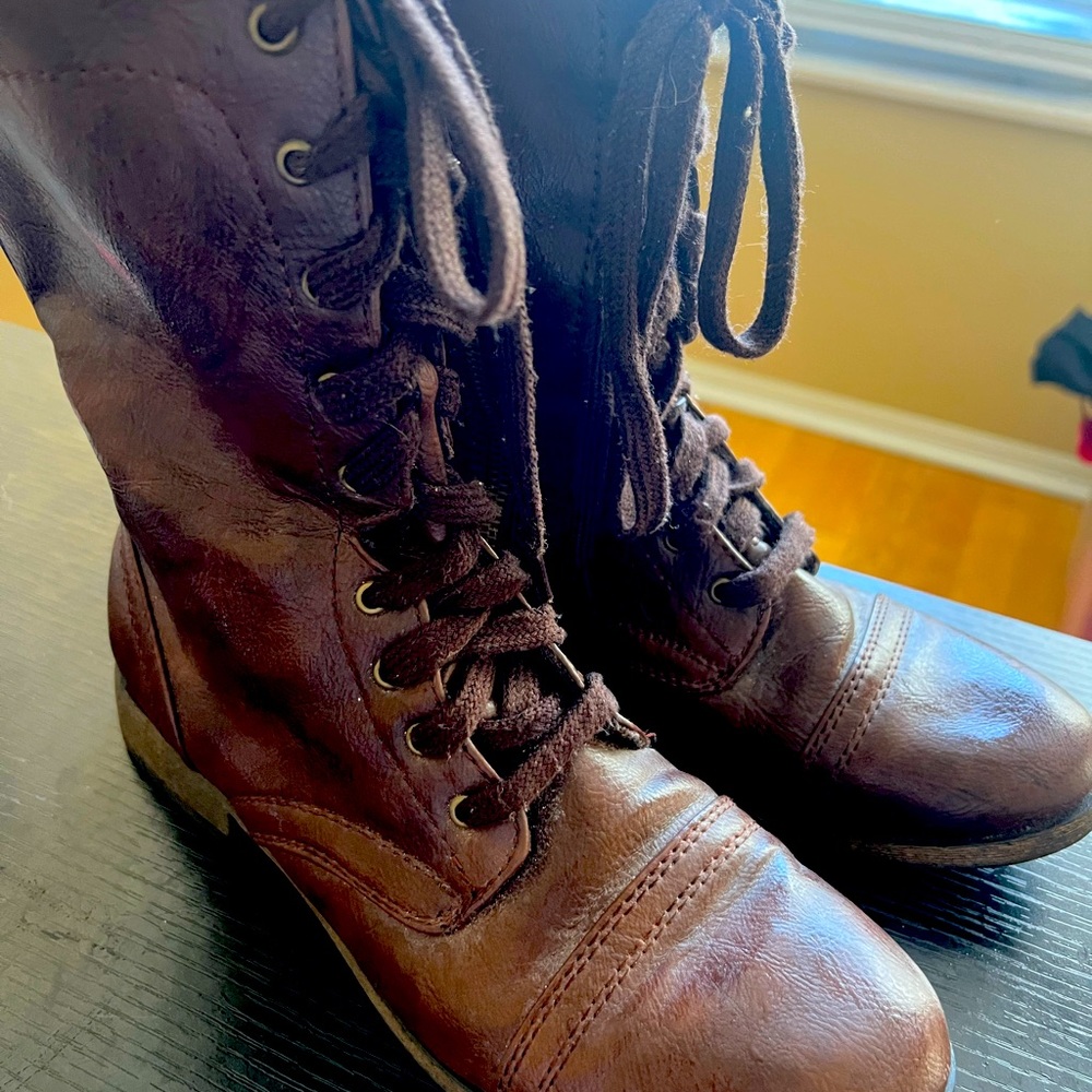 Women’s size 8 combat boot style brown lace up with zipper leather boot.